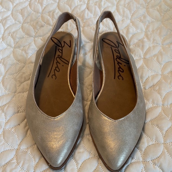 Zodiac Gold Slingback Flats with Pointed Toe Size 8 Like New - Picture 1 of 10